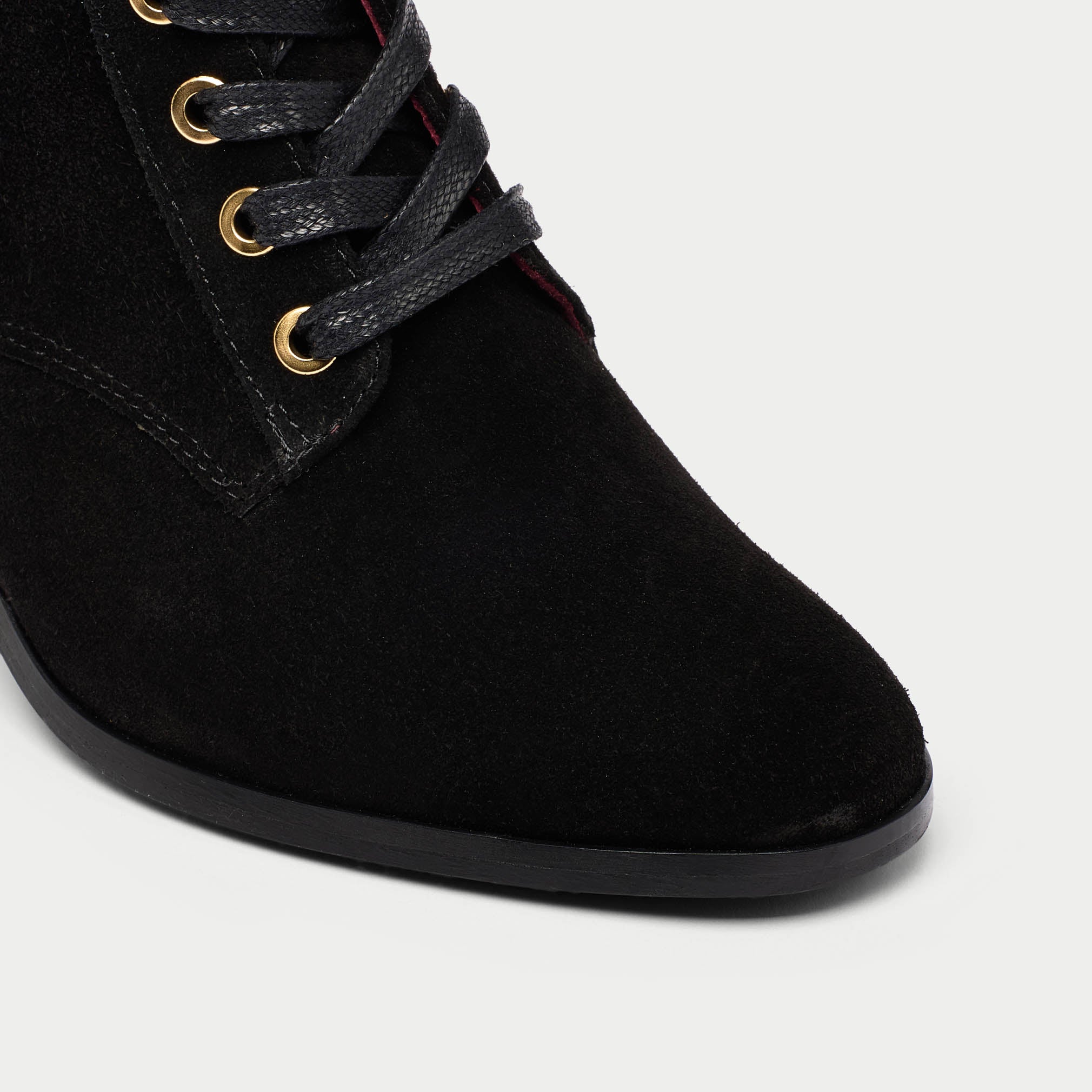 Cleo suede tip close up