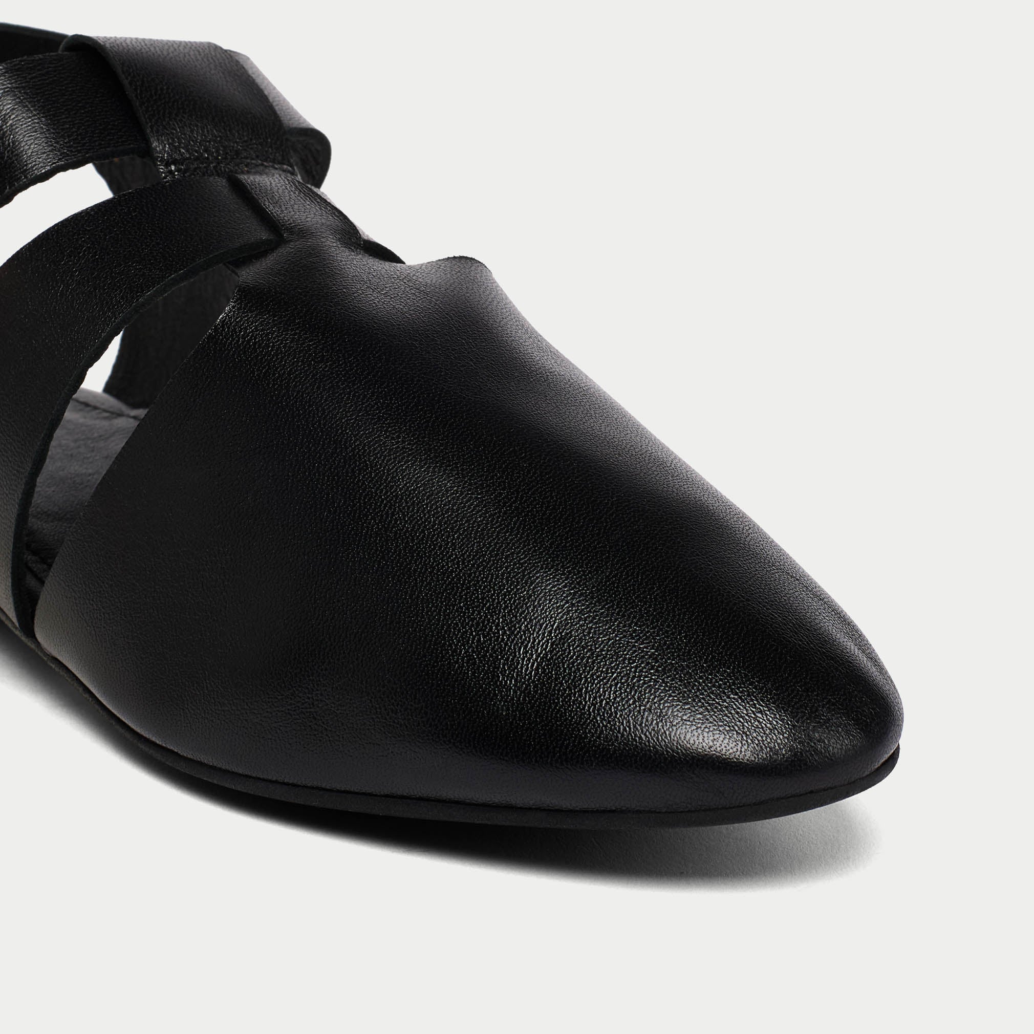 minnie black sandals tip view