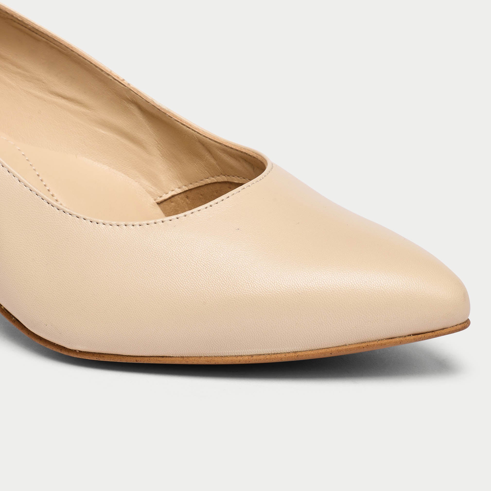 Ava beige leather close up