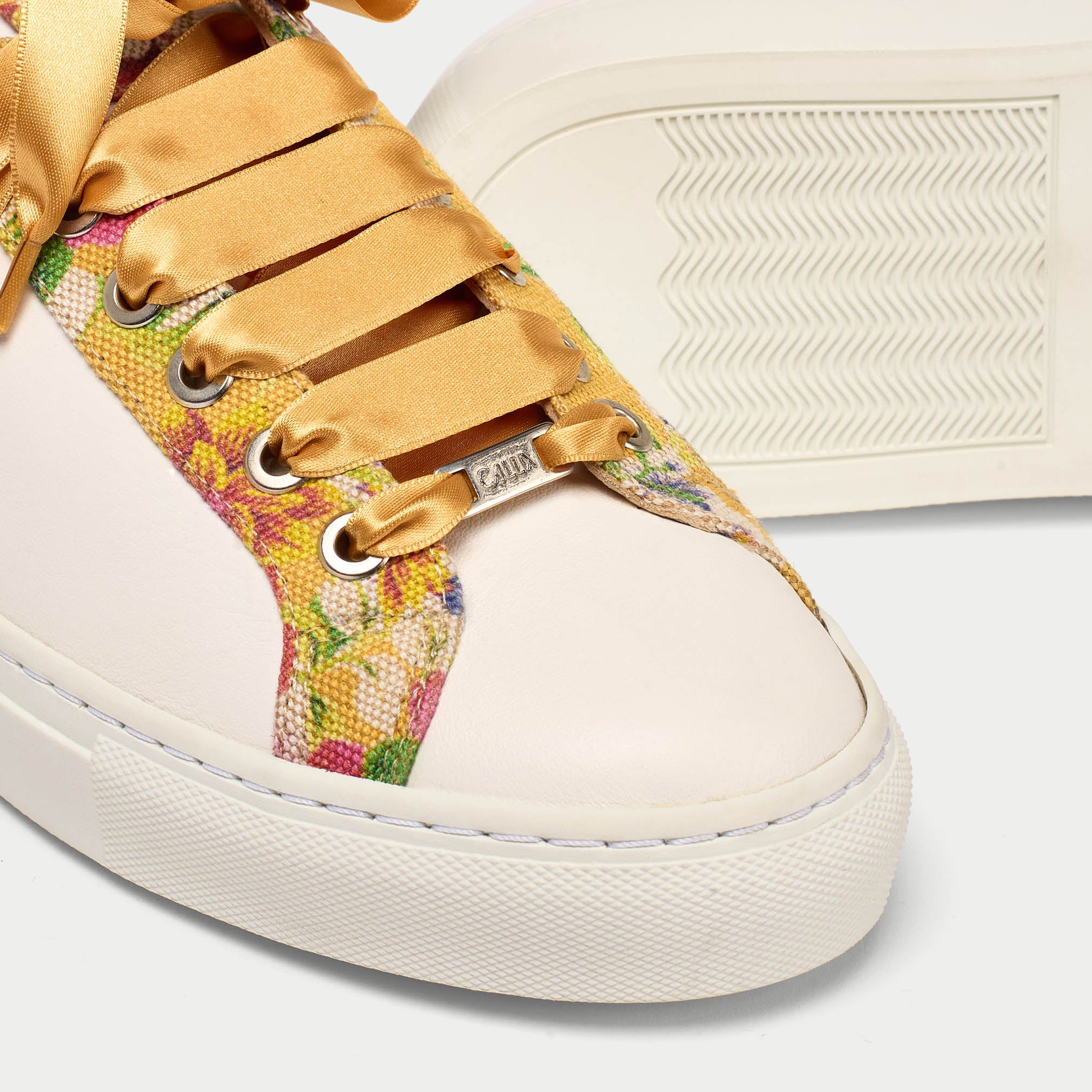 Star floral yellow trainer tip close up