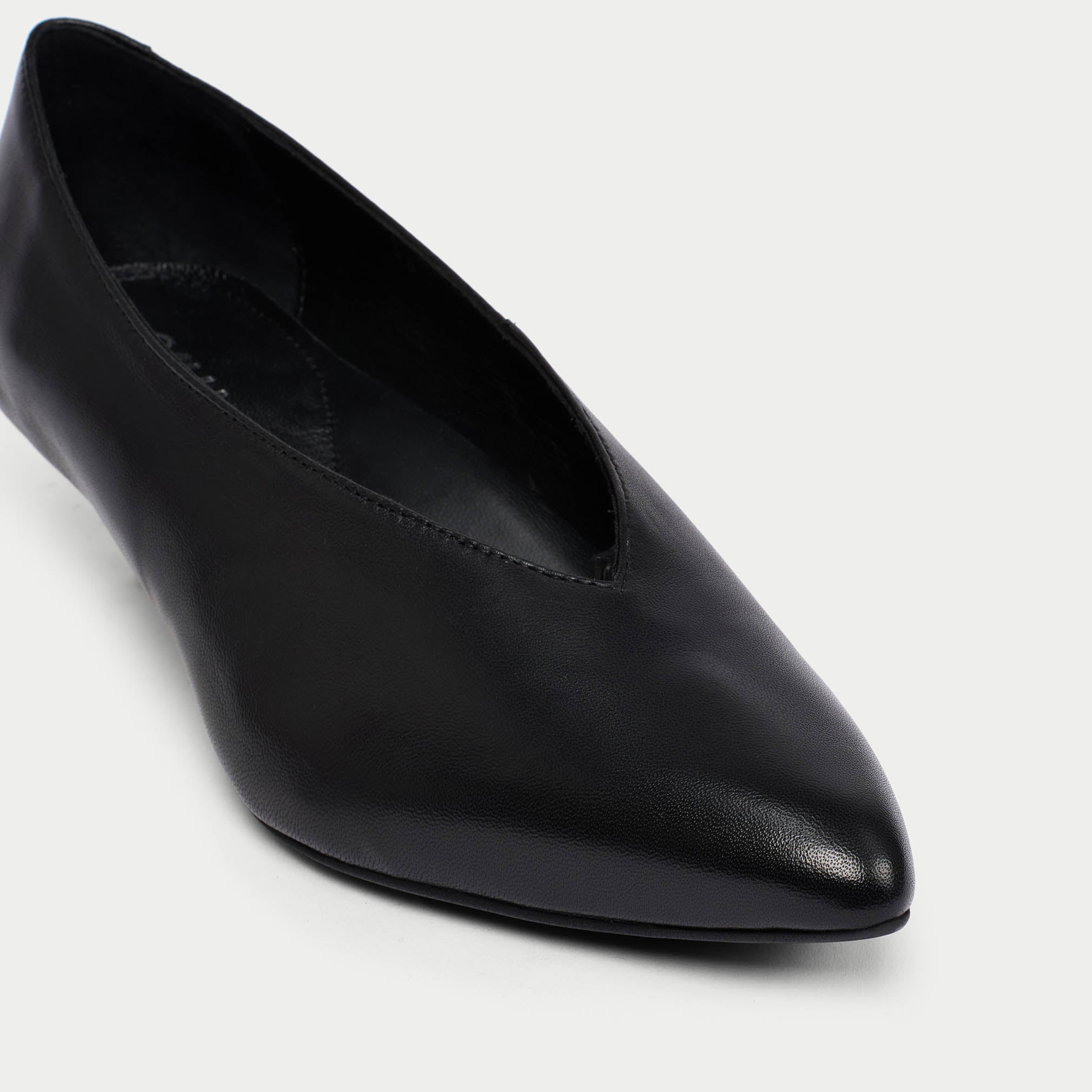 Courtney - Black Leather Courts